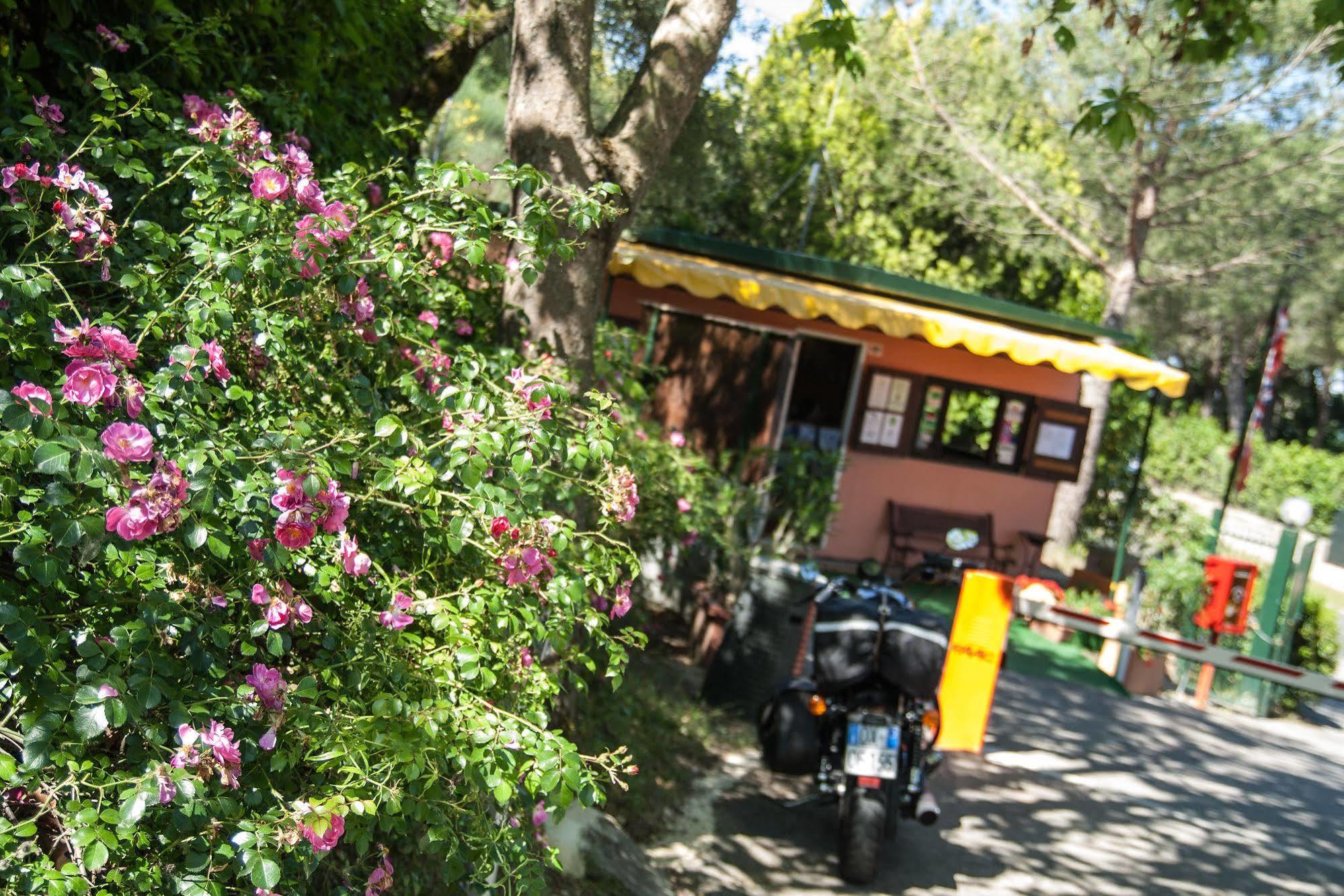 Cerquestra Camping Village Monte del Lago Exteriér fotografie