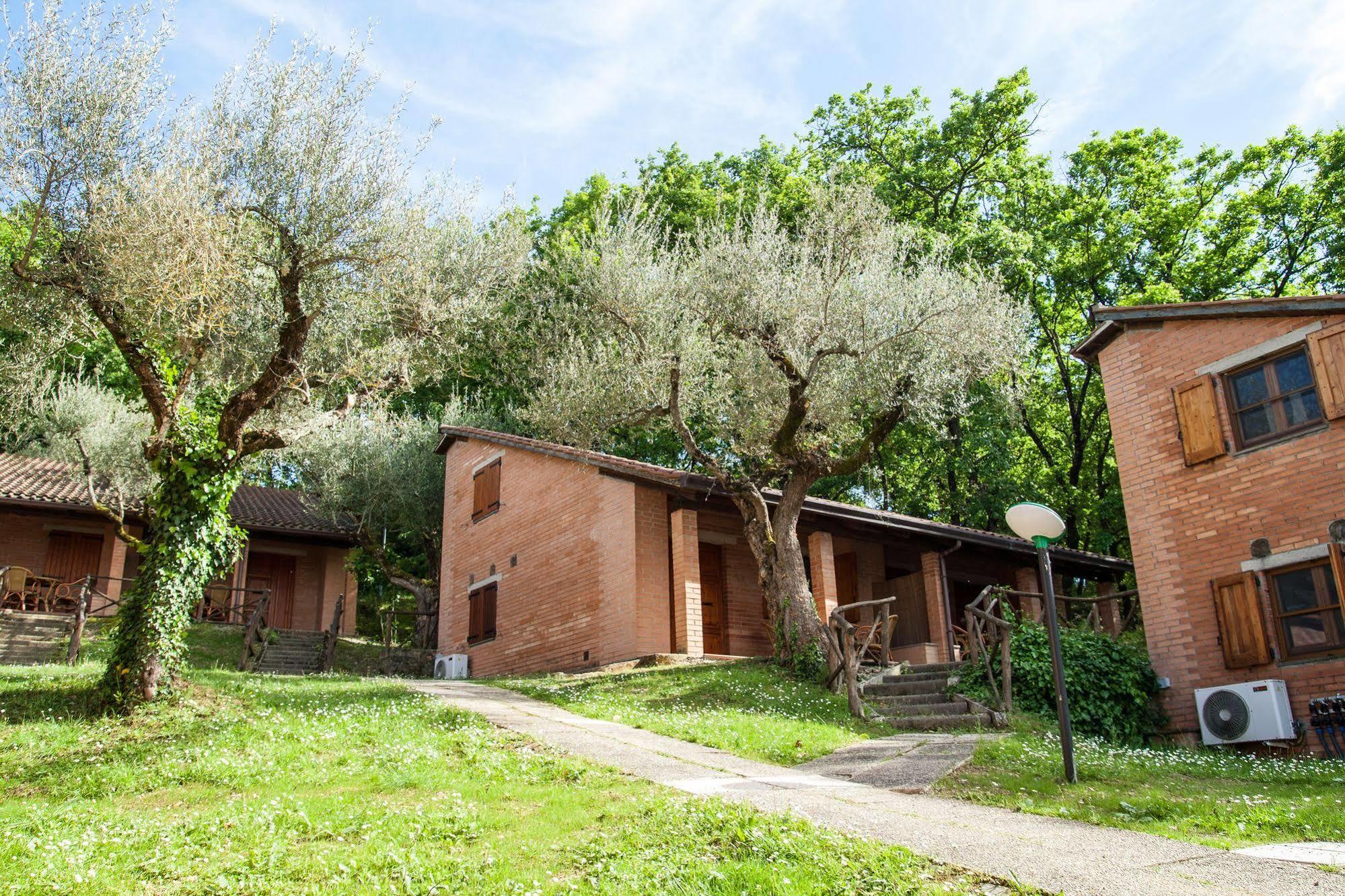 Cerquestra Camping Village Monte del Lago Exteriér fotografie